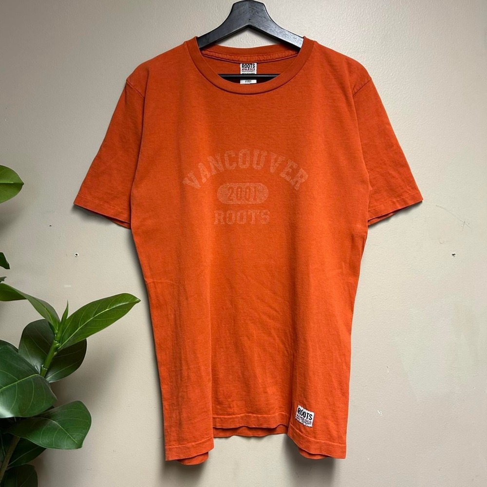 Roots Athletics Vancouver 2001 Vintage Graphic T-Shirt Orange Mens Small Y2K